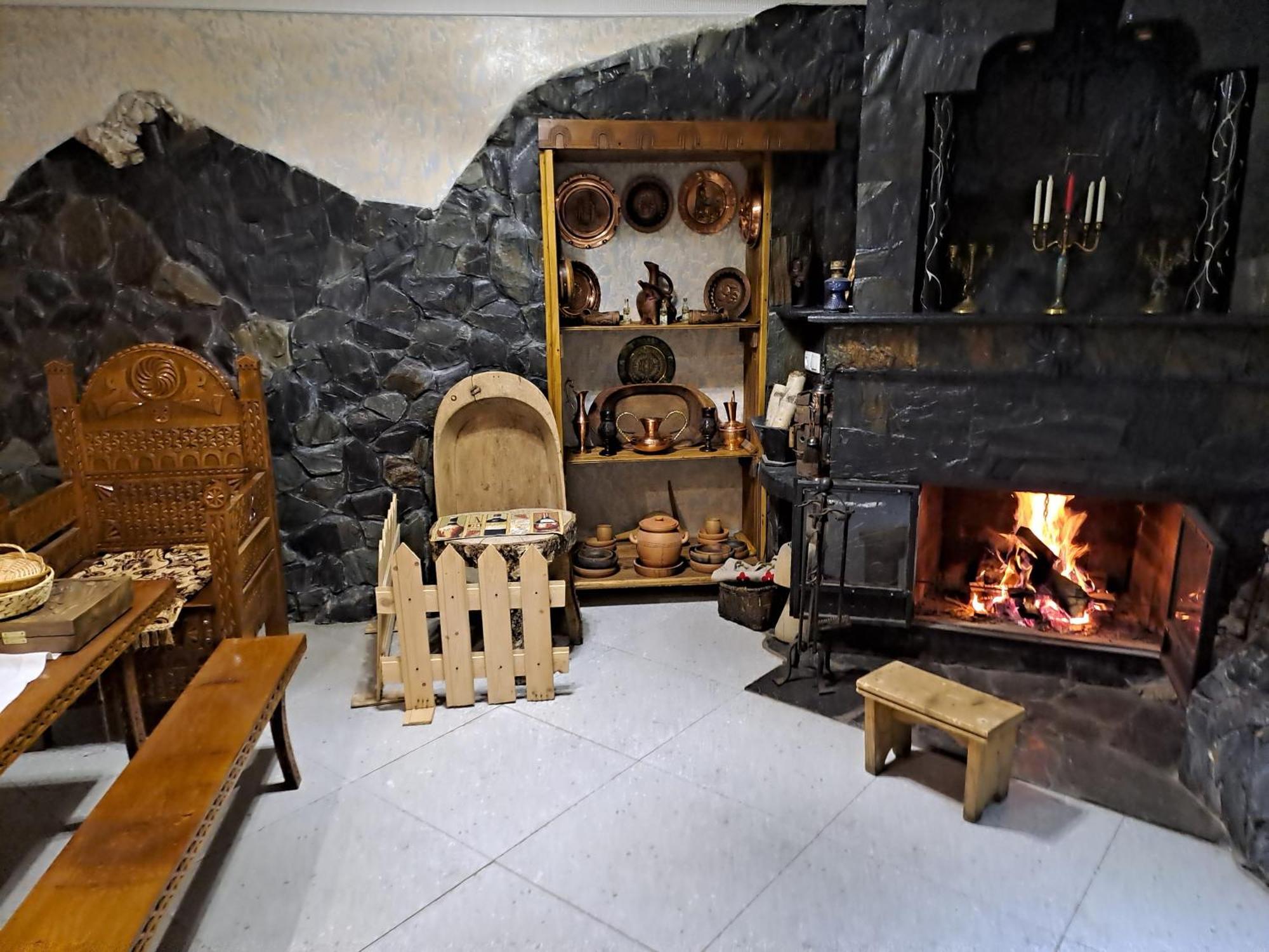 Guest House 26 Mestia Buitenkant foto